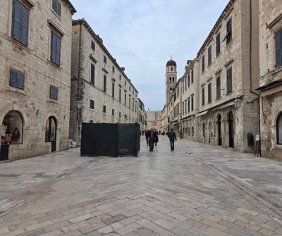 Započela sanacija oštećenog pločnika na Stradunu