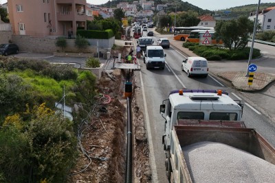 Napreduju radovi na DC 8 Obod – Zvekovica, montaža rasvjetnih stupova u ponedjeljak