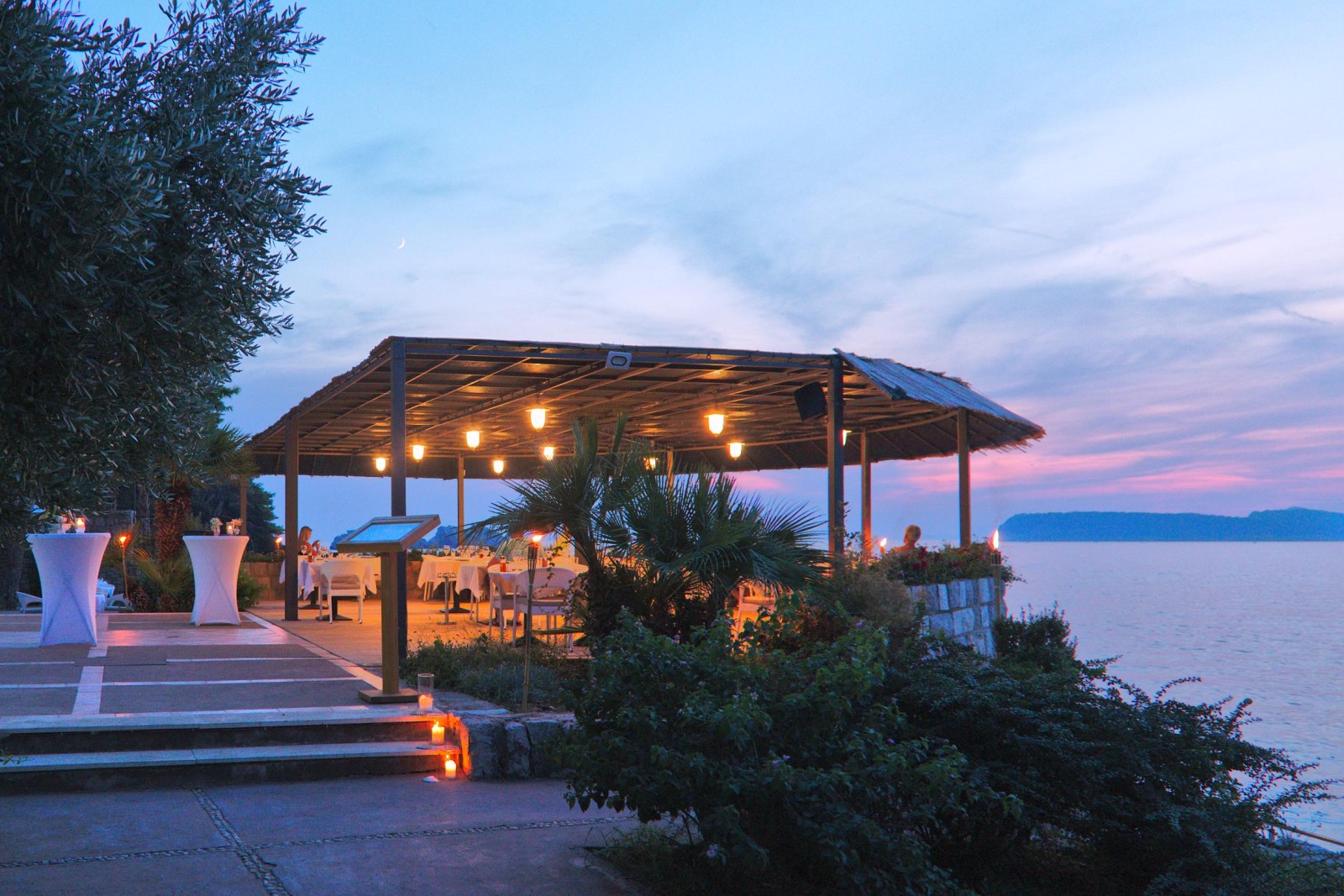 Splendid_Tramonto_hotel_outdoordinning_sunset_seaview_lapadbay.jpg