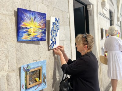 Otvorena izložba 'Boje iskustva' polaznika Kreativne radionice