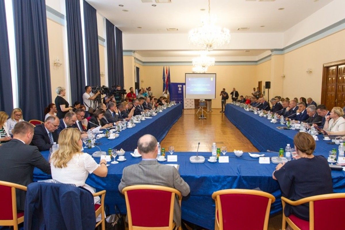 ŠESTI SASTANAK VLADE SA ŽUPANIMA