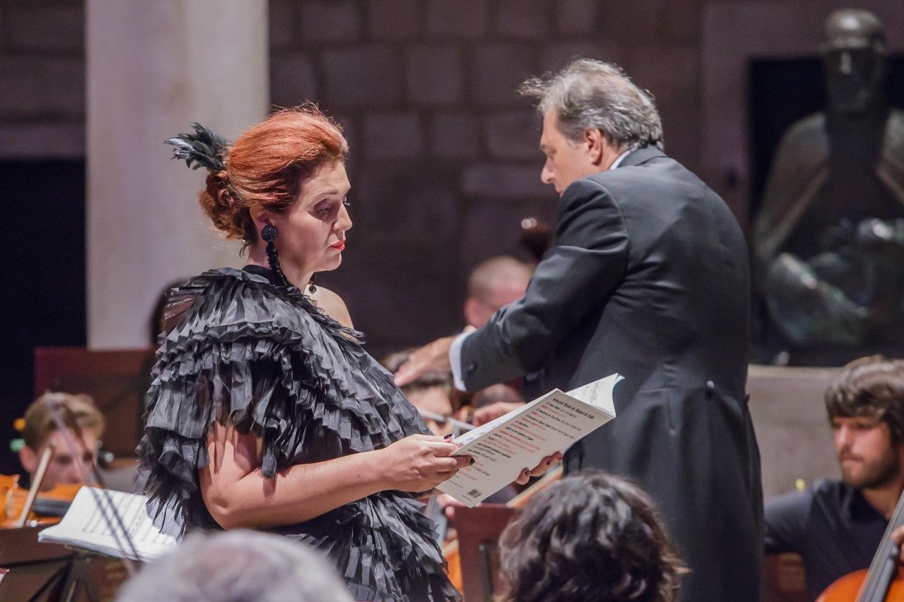 Fantastični Petrit Çeku i Dubravka Šeparović Mušović oduševili u prepunom Kneževom dvoru (FOTO)